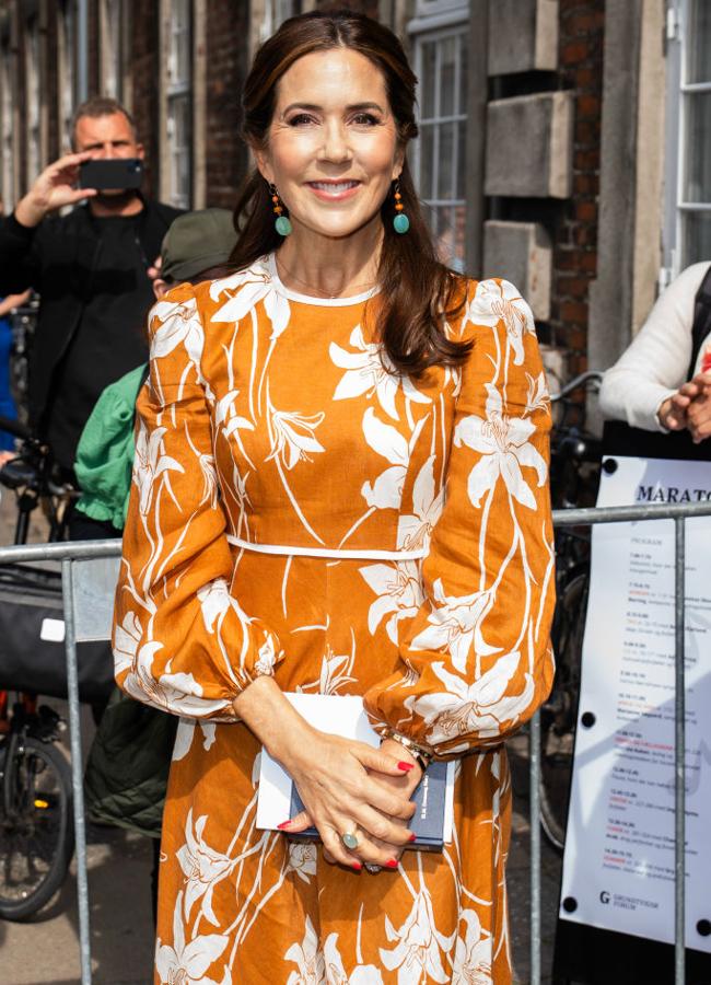 Mary de Dinamarca con un vestido naranja con lirios blancos. / GETTY IMAGES