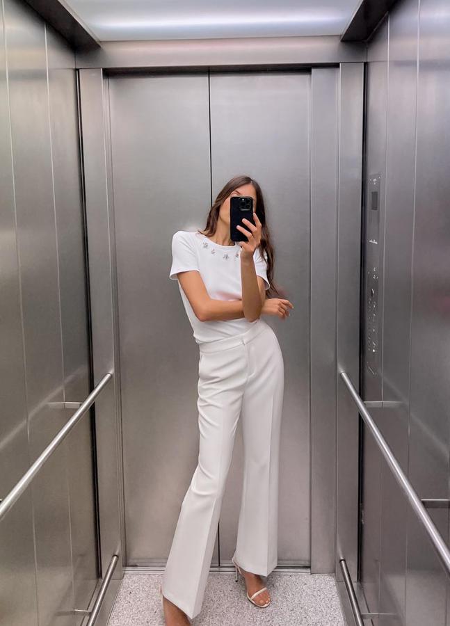 Pantalones blancos estilo flare de Zara.