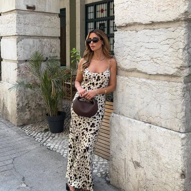 Influencer con vestido animal print de Massimo Dutti