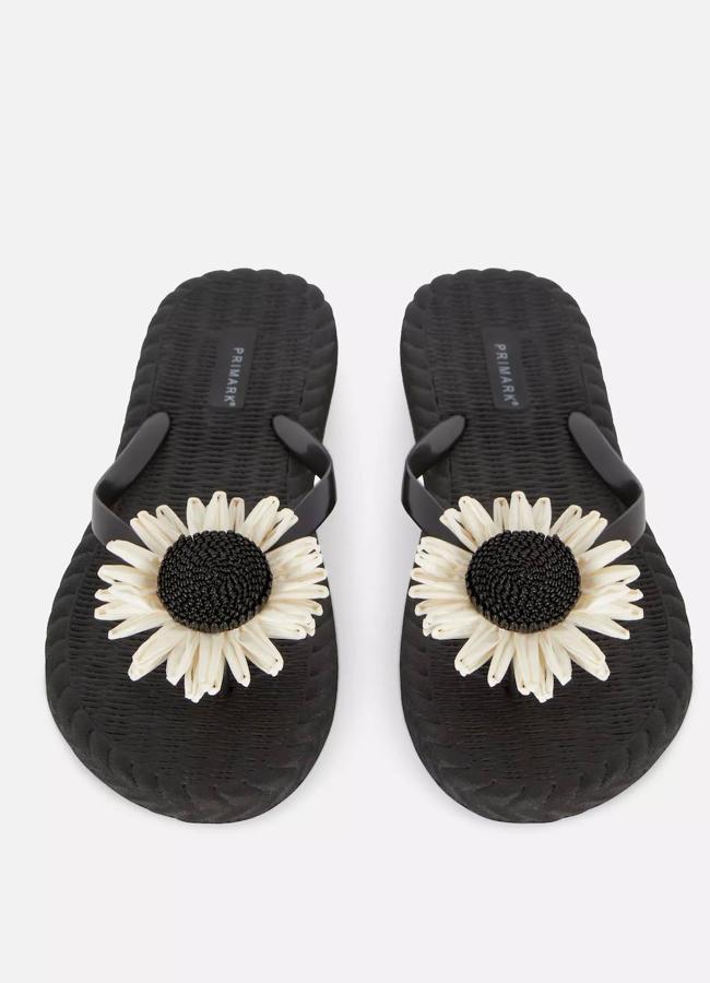 Chanclas planas con adorno de flor