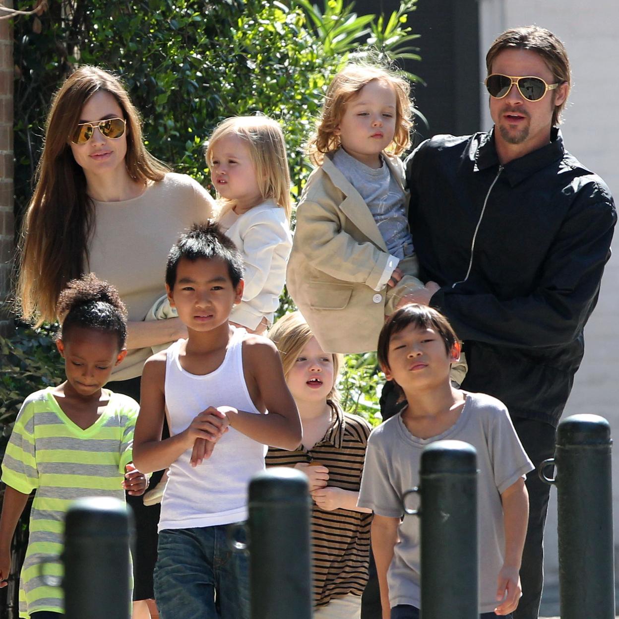 Brad Pitt y Angelina Jolie con sus hijos/gtres