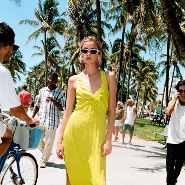 Vestidos de colores, faldas que hacen tipazo, bolsos de rafia, sandalias doradas y muchas otras muchas compras recién llegadas a tienda.