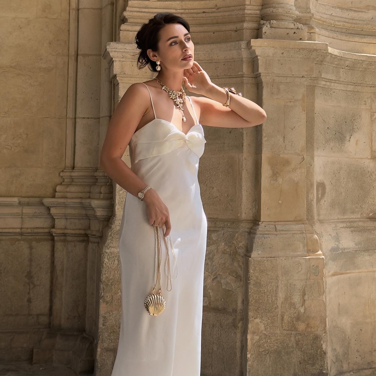 IInfluencer con vestido blanco/@sabionastasia