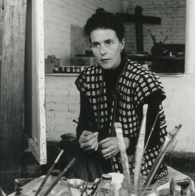 Leonora Carrington en su estudio, Mexico, 1956. Fotografía de Kati Horna.jpg