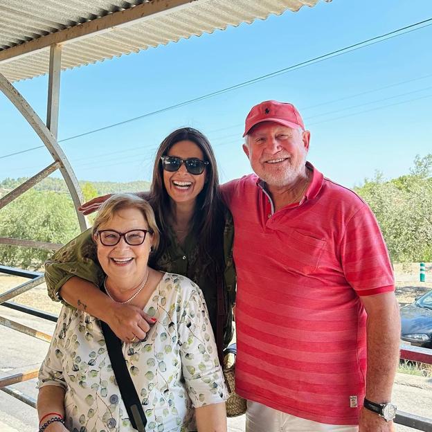 Nuria Roca junto a sus padres, en una imagen reciente. 