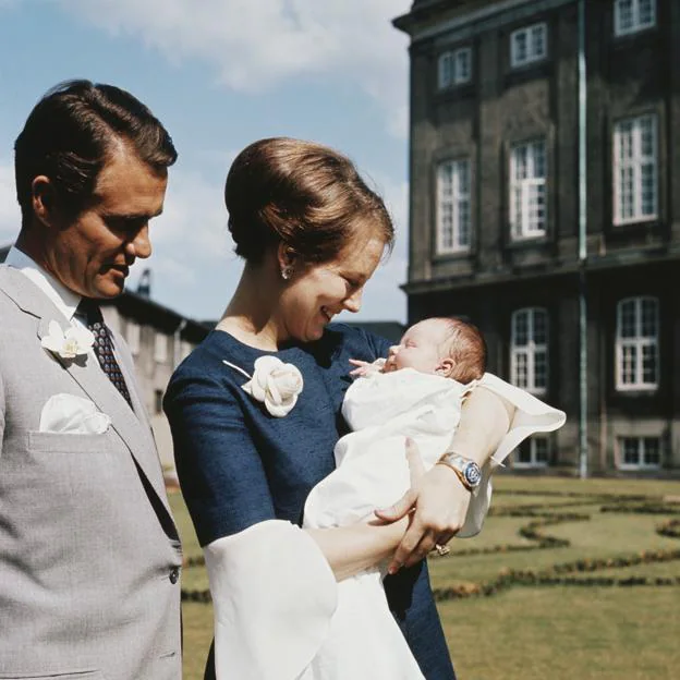 Margarita de Dinamarca con Federico en brazos cuando era un bebé.