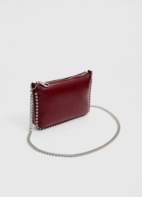 Bolso burdeos de Stradivarius (12,99 euros)