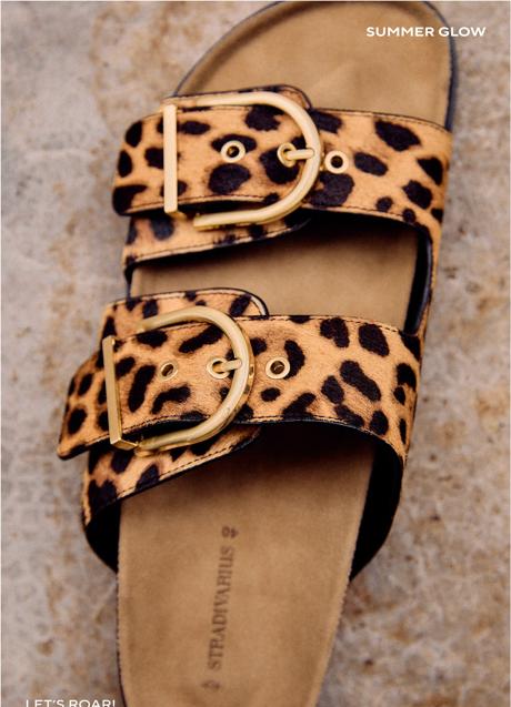 Sandalias con estampado animal de Stradivarius (39,99 euros)