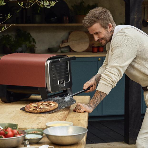 David Beckham se hace viral cocinando pizza en un horno portátil rebajado en Amazon.