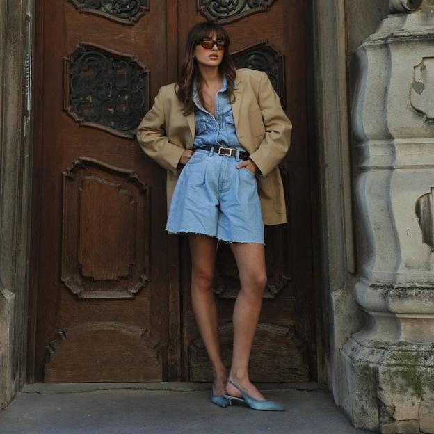 Influencer con bermudas vaqueras