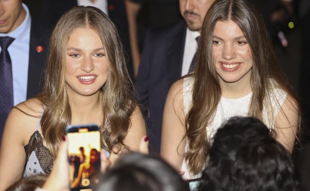 La princesa Leonor y la infanta Sofía saludan a sus fans, pertrechados con los móviles listos para disparar sus fotografías.