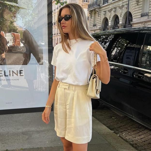 Mujer con bermudas de lino