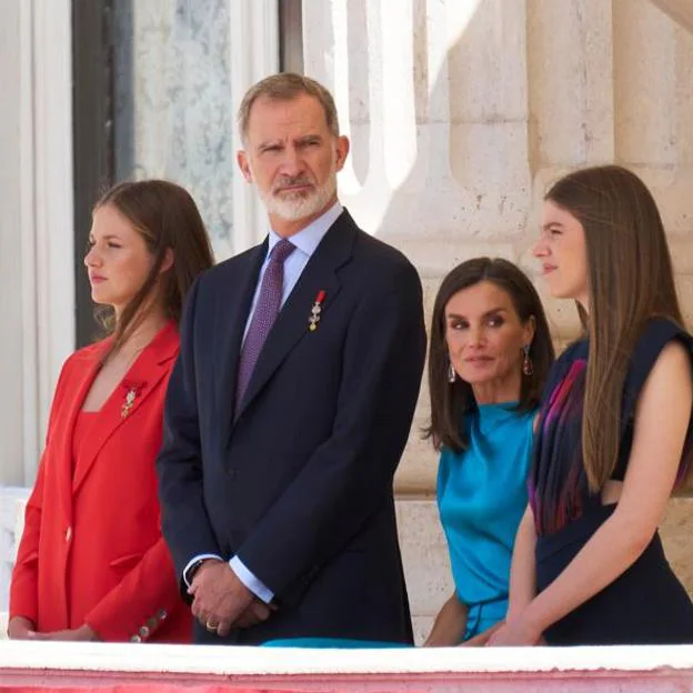 El núcleo duro de la familia real, con los reyes Felipe y Letizia y sus hijas, Leonor y Sofía, en el balcón del Palacio Real.