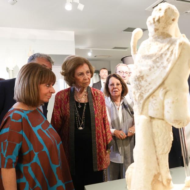 Su majestad, la reina doña Sofía, contempla una de las esculturas de la exposición.