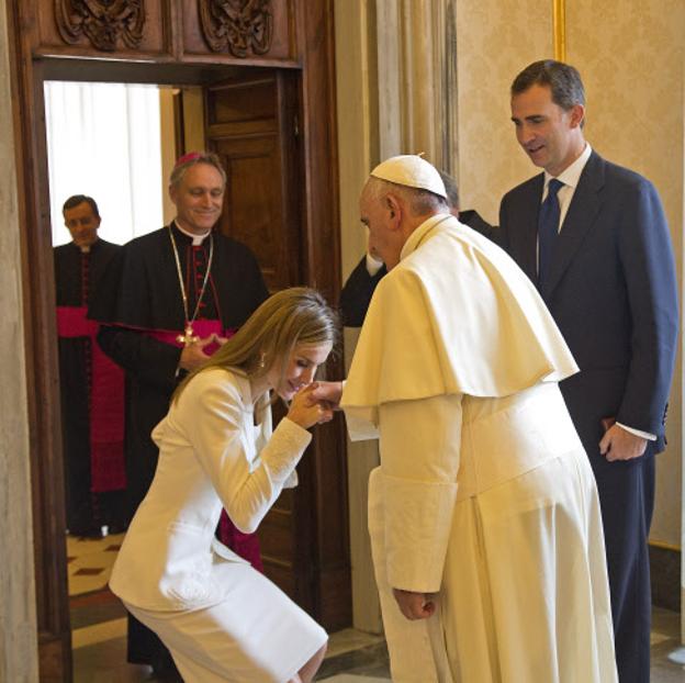 La reina Letizia, en el Vaticano sin mantilla.