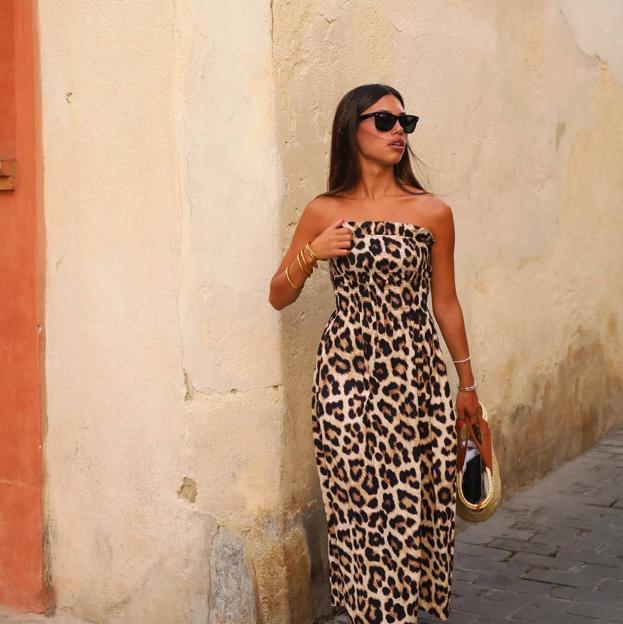 Influencer con vestido de leopardo