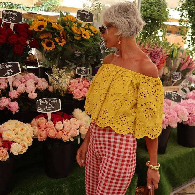 Estas blusas perforadas de las rebajas tan fresquitas y rejuvenecedoras son ideales para looks de verano