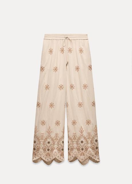 Pantalones con bordados de Zara (49,99 euros)