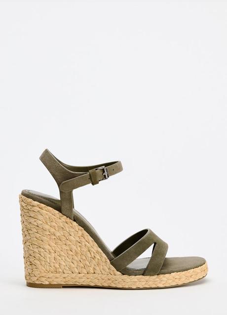 Sandalias con cuña de Zara (49,95 euros)