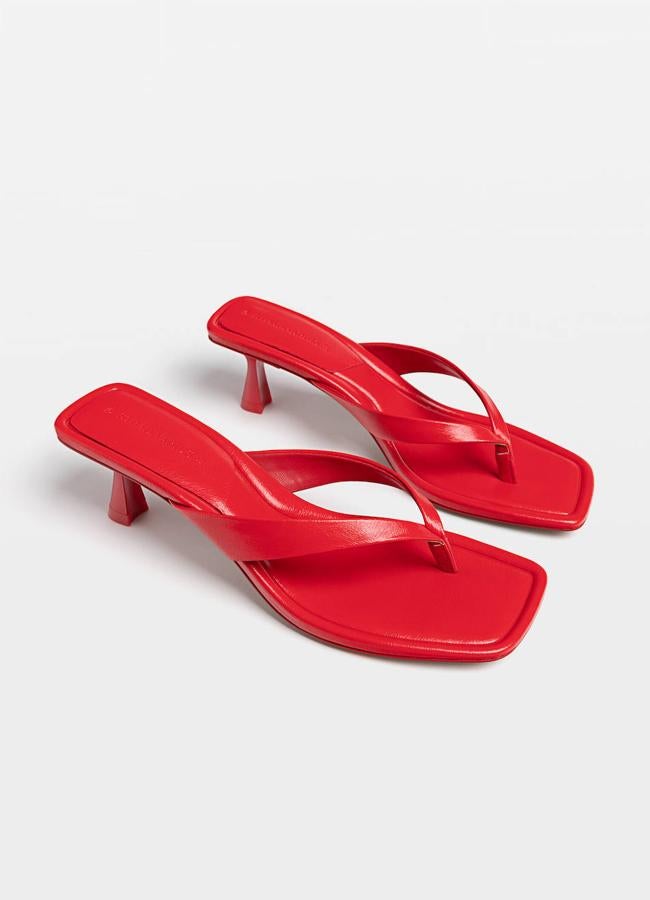 Sandalias rojas de tacón bajo estilo thong sandals