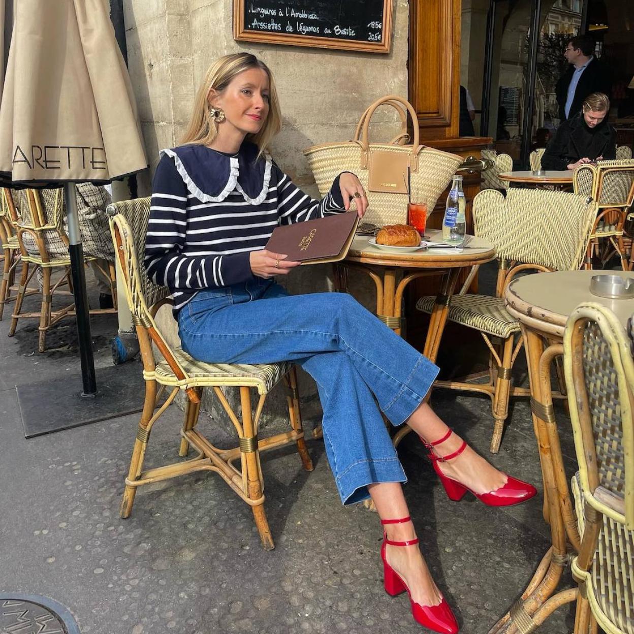 Influencer con zapatos rojos tendencia/@JEANNE_ANDREAA