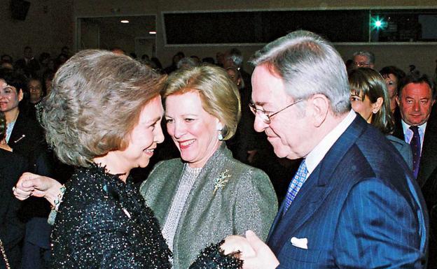 Doña Sofía junto a su hermano, Constantino y Ana María de Grecia. 