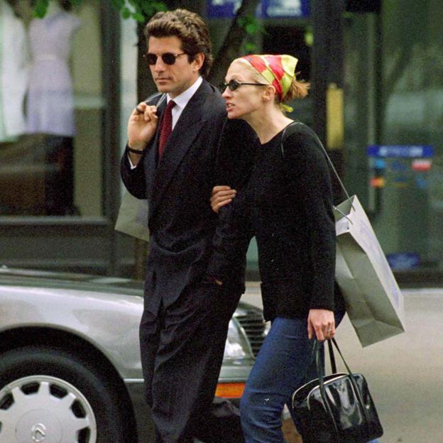 John John Kennedy y Carolyn Bessette paseando por Nueva York, en una imagen de archivo. 