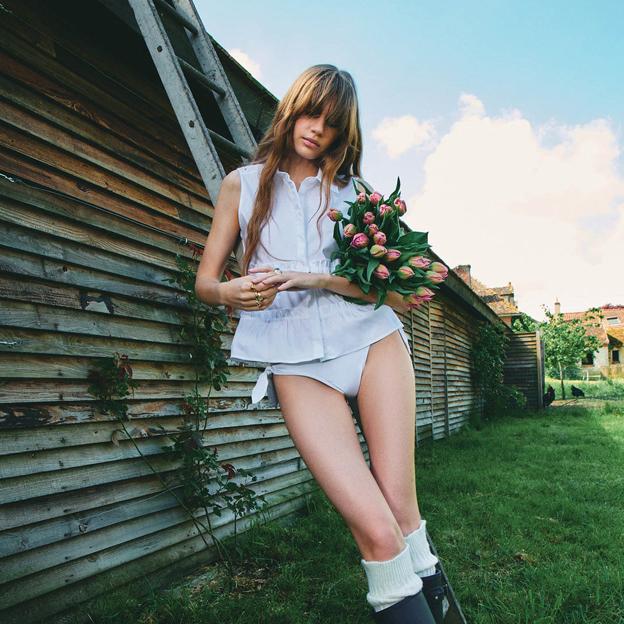 Las compras de Sfera de la semana: camisas blancas, vestidos estampados y sandalias planas que no te quitarás en todo el verano