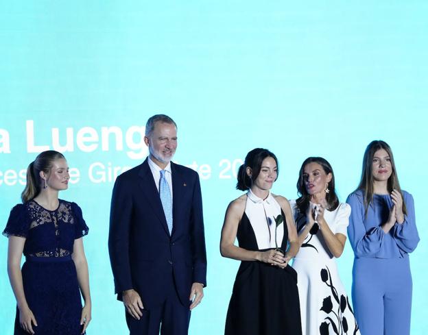 La familia real entrega el premio a Vicky Luengo.