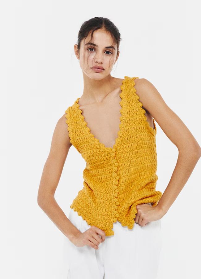 Chaleco de punto amarillo de Sfera, 15,99 euros.