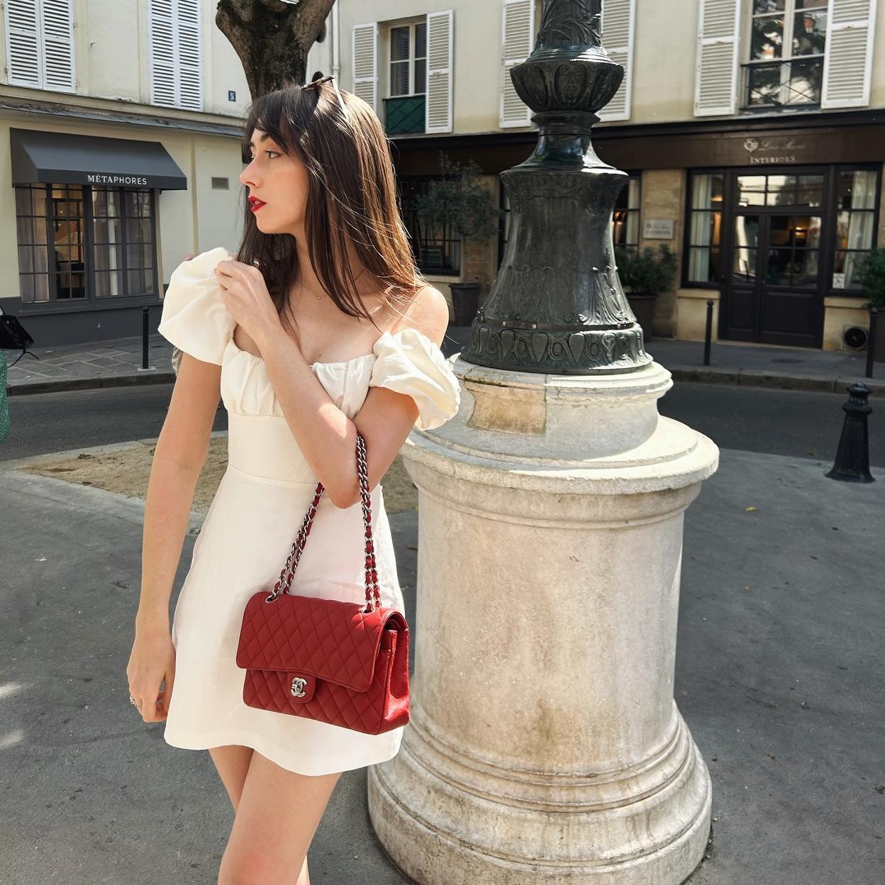 Influencer con vestido blanco/@burratanna