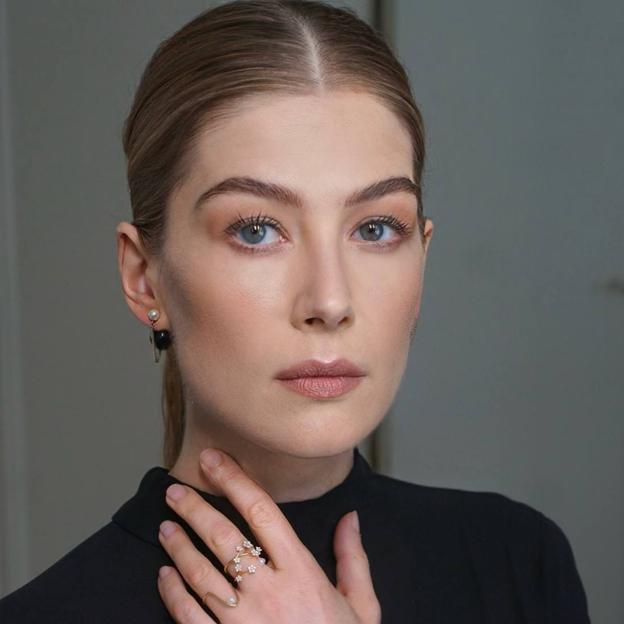 Rosamund Pike con piel madura de aspecto joven