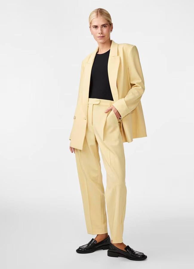 Pantalones de traje amarillo mantequilla