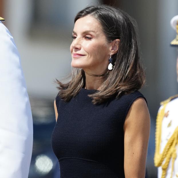 La reina Letizia estrena un vestido negro de Carolina Herrera que estiliza en la entrega de los Reales Despachos en la Escuela Naval