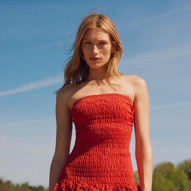 Este verano llevarás en tu maleta vestidos rojos de corte mini gracias a H&M