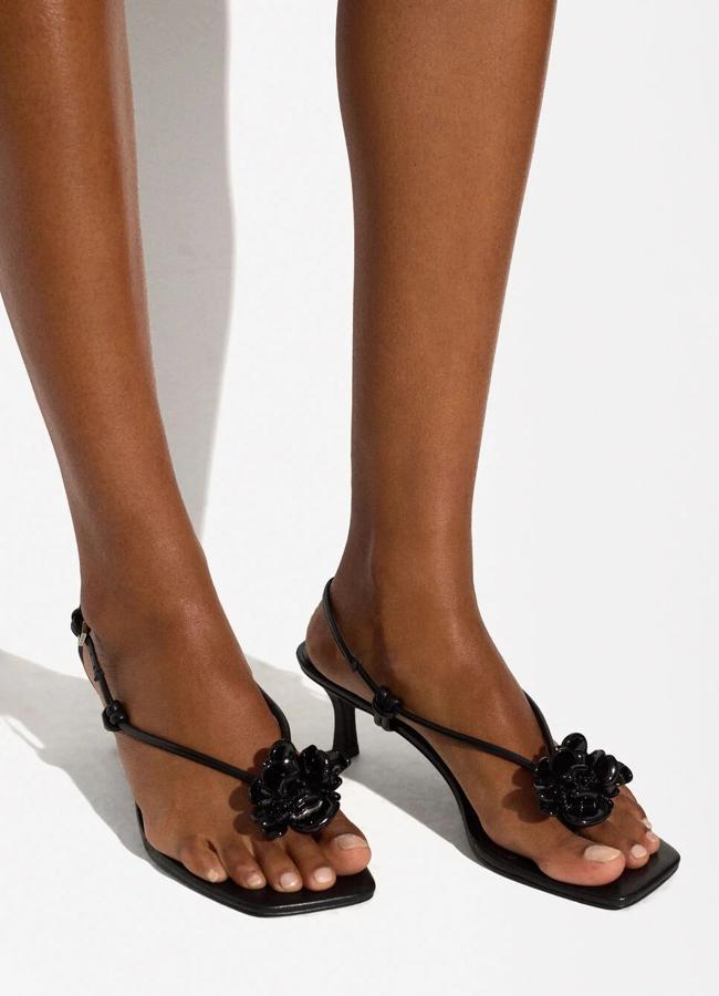 Mules negros con flor de Parfois, 35,99 euros.