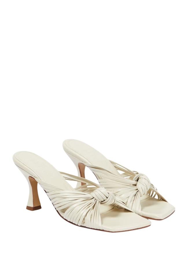 Mules blancos de Souliers Martinez, 217 euros (en MyTheresa).