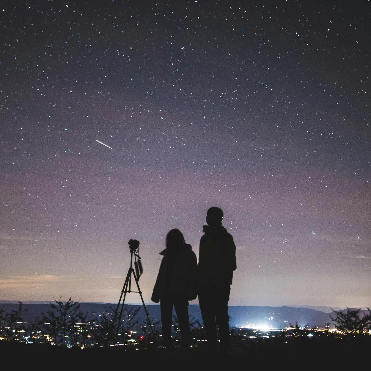 Alejarse de la ciudad para ver el cielo estrellado es uno de los planes más apetecibles del verano madrileño./yuting yao/pexels