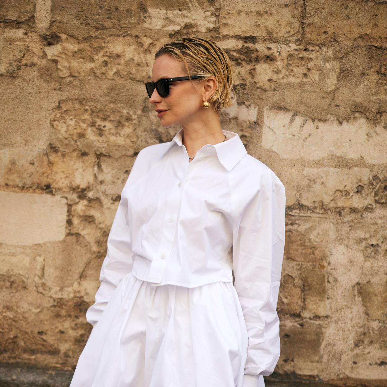 Cinco camisas blancas de Zara que elevarán tus looks con shorts este verano