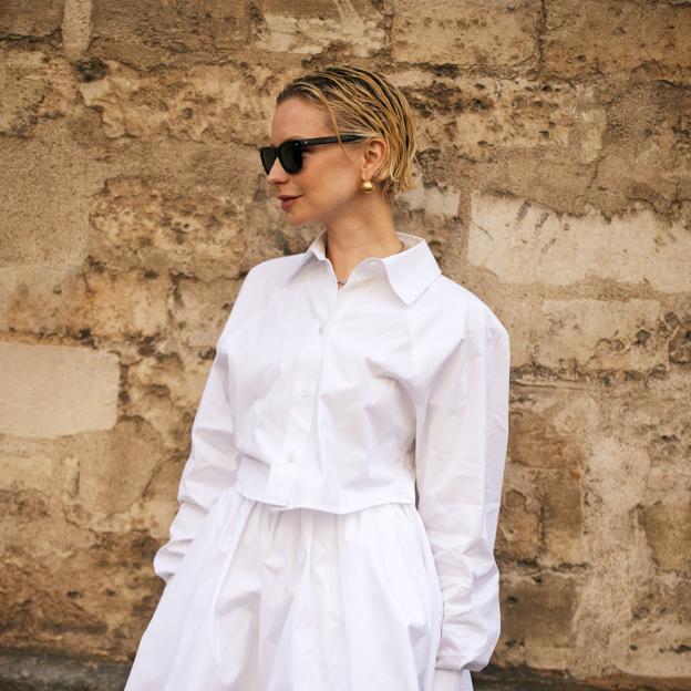 Cinco camisas blancas de Zara que elevarán tus looks con shorts este verano