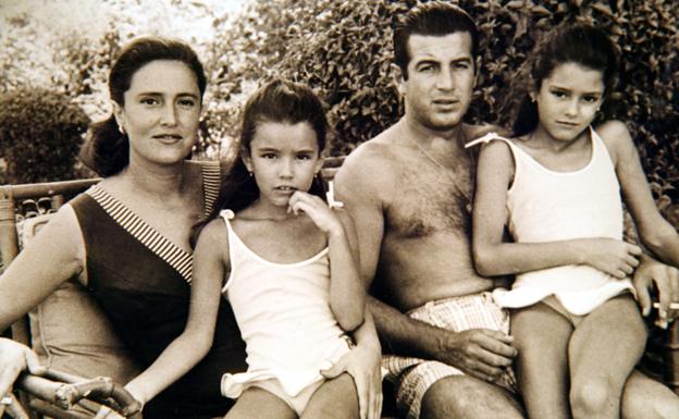 El torero, su mujer Carmen y sus hijas Belén y Carmen, en 1963. 