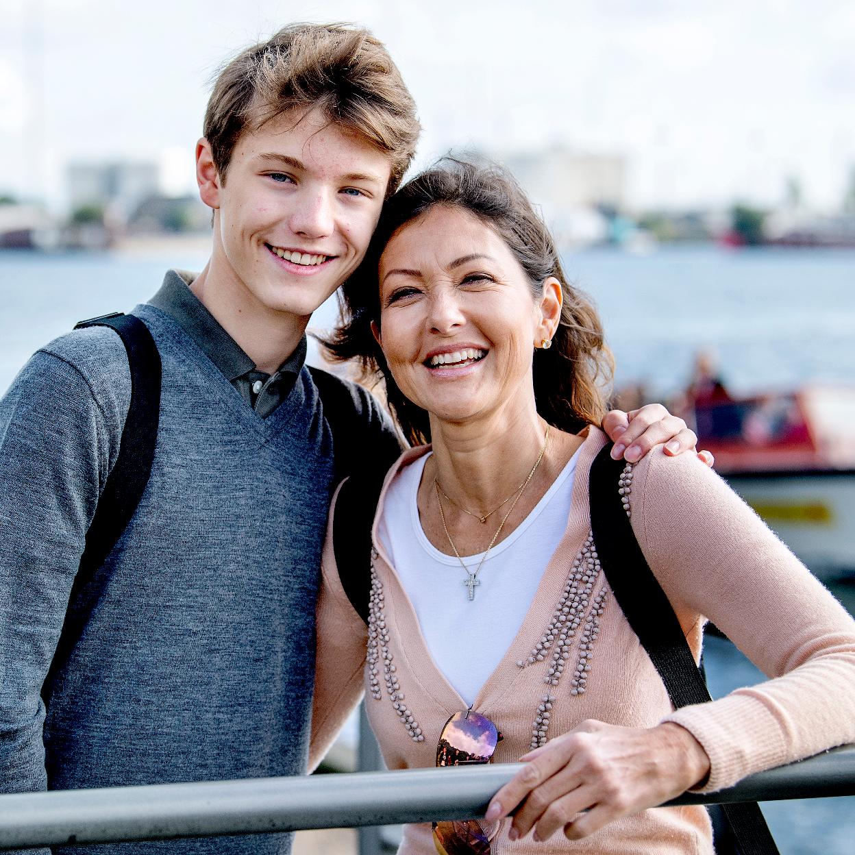 El conde Félix de Dinamarca con su madre, Alexandra Manley. /GTRES