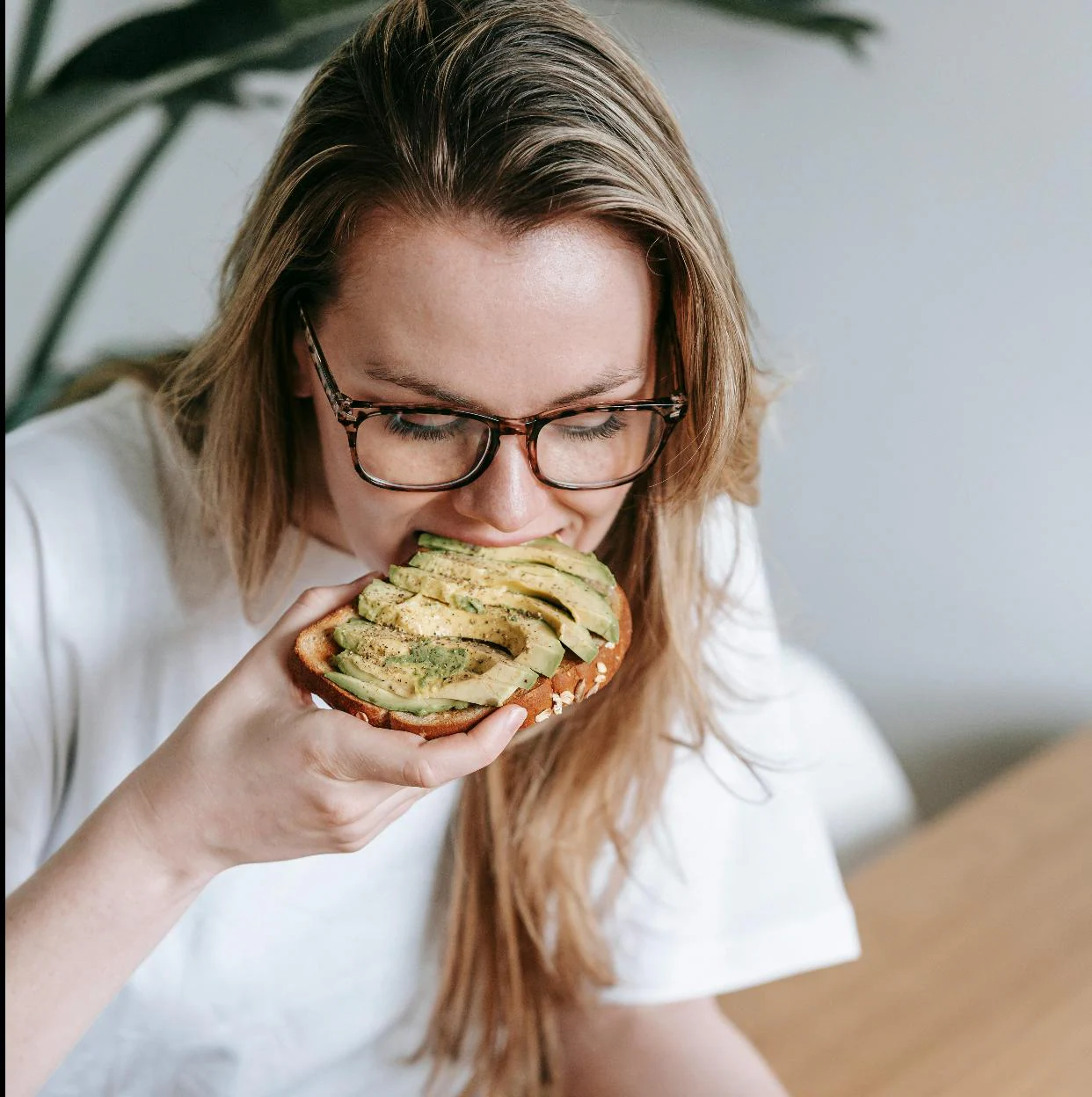 Tostada con aguacate. 