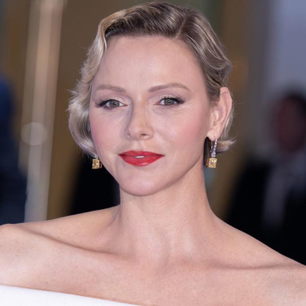 Labios rojos y vestido blanco hecho a medida: el impecable look de Charlène de Mónaco en la Gala de la Cruz Roja