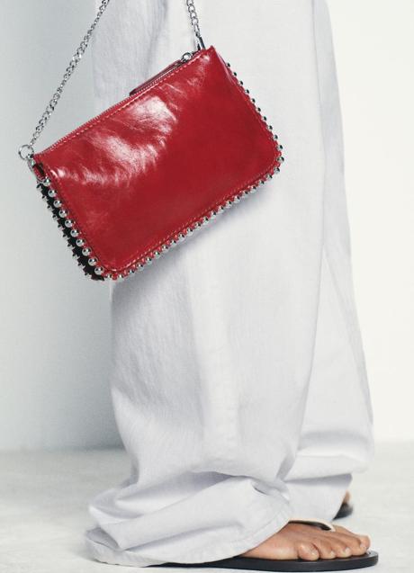 Bolso rojo de Zara (19,95 euros)