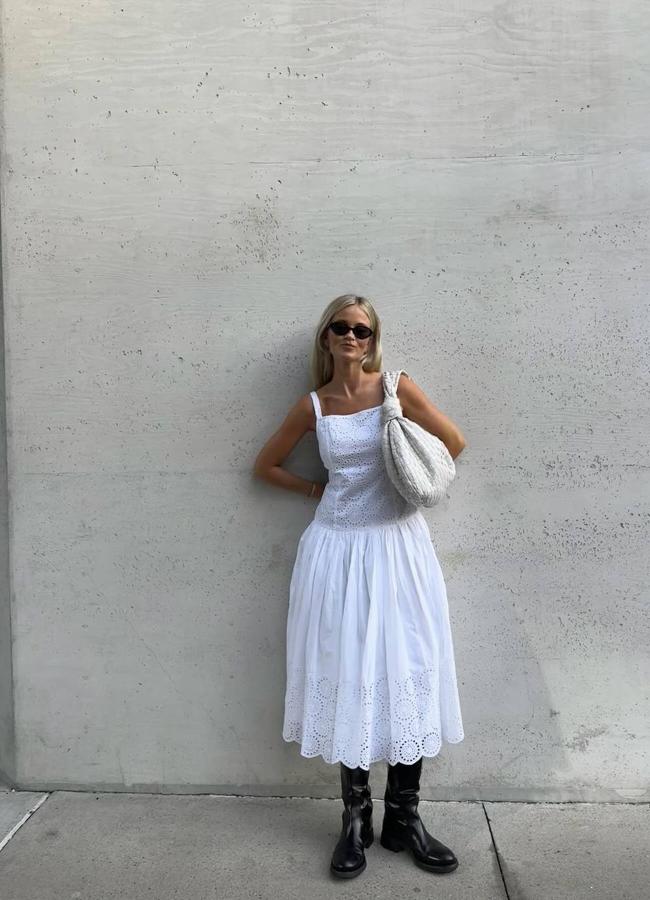 Look de verano con botas y vestido blanco bordado/@josefinehj