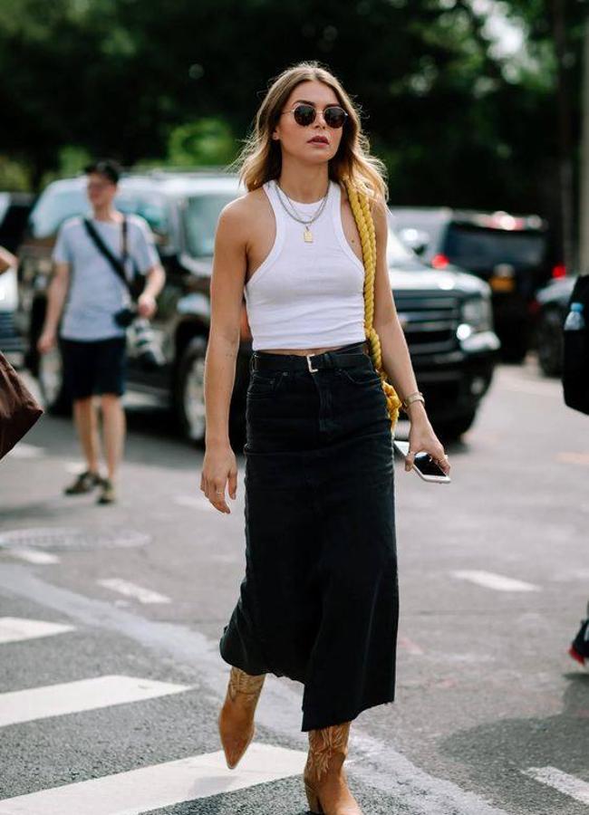 Look de verano con botas y básicos en blanco y negro/@visualtherapy