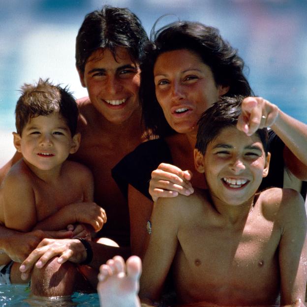 Carmen Ordóñez con sus tres hijos: Fran, Cayetano y Julián.