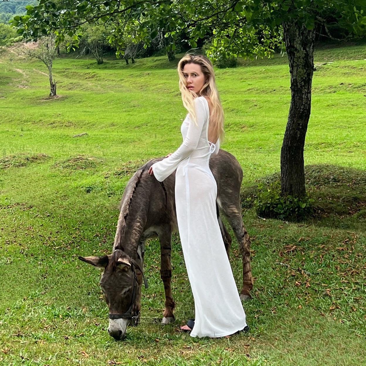 Influencer con vestido blanco/@mariemiumiu