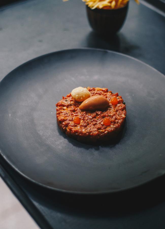 Steak tartar de solomillo con helado de tomate de La Bien Aparecida. / INSTAGRAM: La bien Aparecida